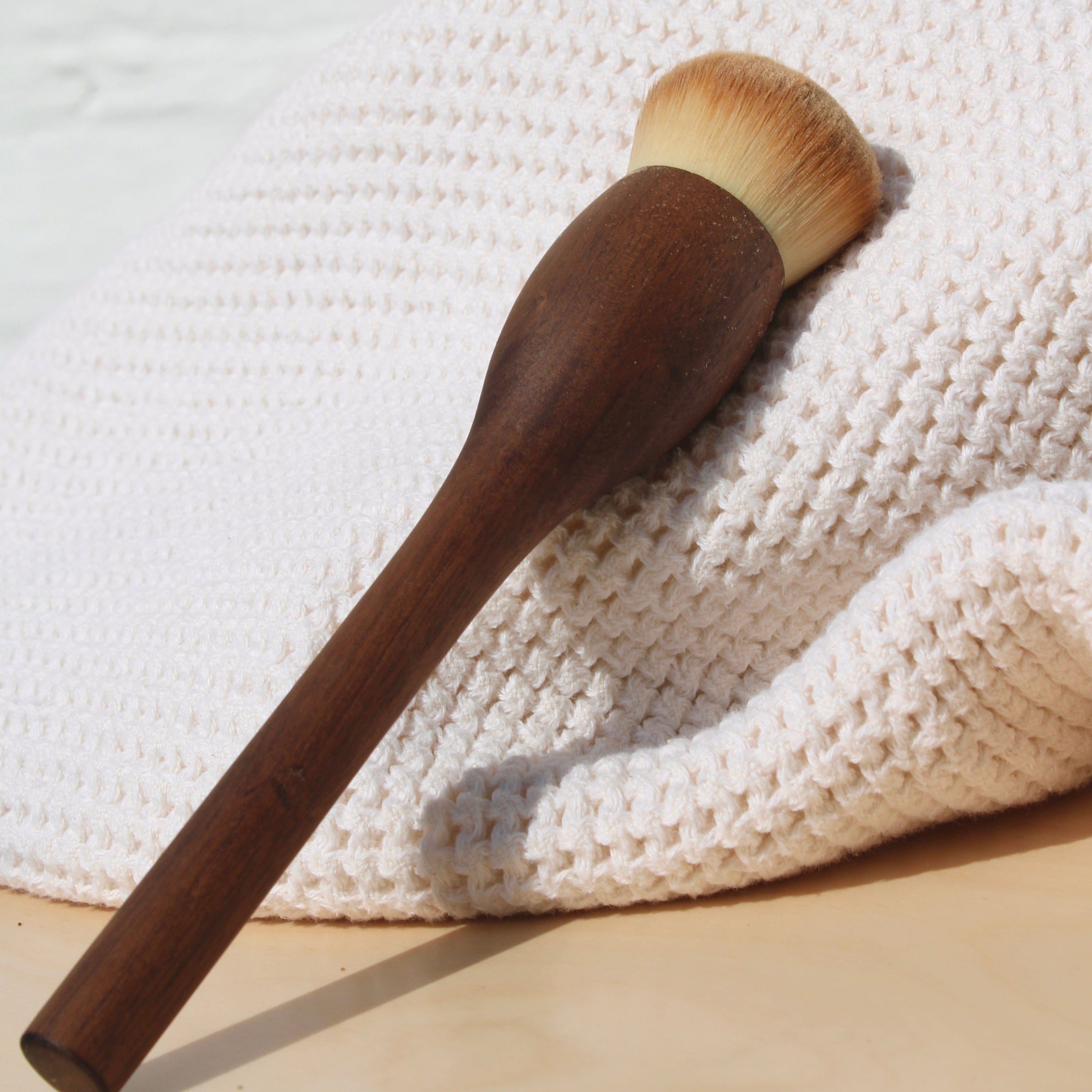 & Tread Well Dry Shampoo Brush