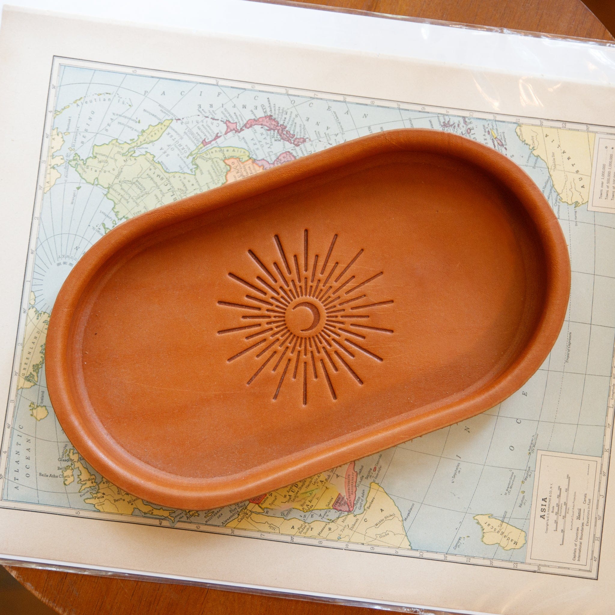 The Local Branch Leather Moon Burst / Caramel Leather Valet - Oval